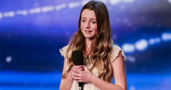 Když oznámí, kterou písničku bude zpívat, porota si z 12leté dívky dělá legraci. Pak ale prokáže, jaký talent se v ní skrývá!