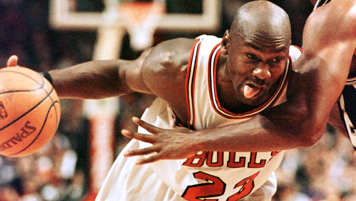 Superstar NBA Michael Jordan dnes slaví 60 let. Od sportovce po miliardáře