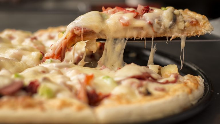 Vydatný pokrm pro celou rodinu: domácí pizza za 15 minut – všechny ingredience najdete v každé lednici
