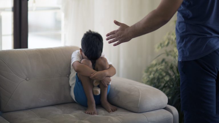 Nebijte své děti! Nejenže to není dobrý příklad pro život, ale může to také výrazně zhoršit chování dítěte. Co se může podle odborníků stát?
