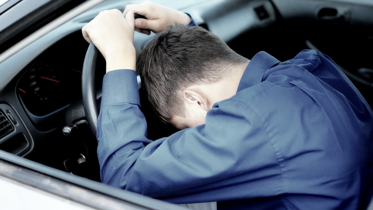 Koupil si ojeté auto z bazaru a při první jízdě našel v přihrádce DOPIS. Když si ho přečetl, okamžitě se rozplakal
