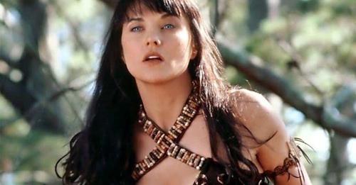 Z bojovnice se stala blonďatá ikona elegance: Xena je i v 55 letech stále nádherná
