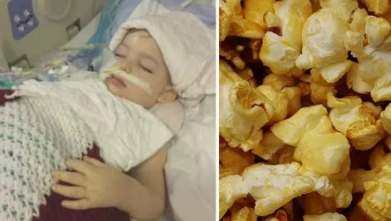 DŮLEŽITÉ UPOZORNĚNÍ Nedovolte malým dětem jíst popcorn bez dozoru! Hrozí riziko fatálních následků. Tato holčička je toho jasným důkazem