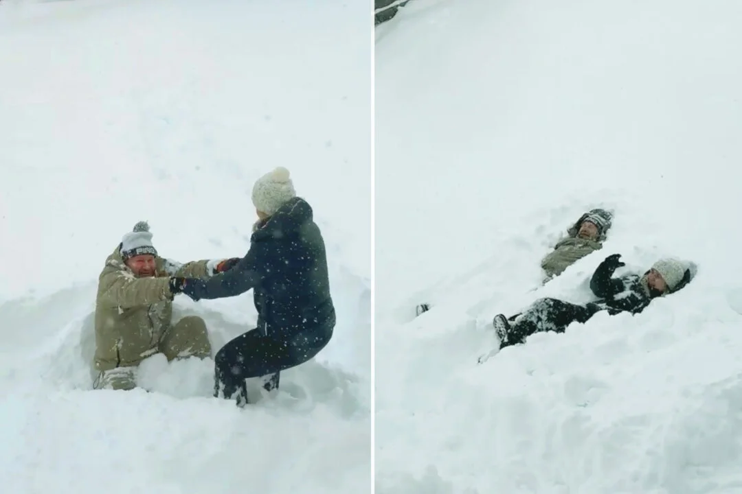 Video, na kterém si manželé, kteří jsou spolu už 28 let, hrají na sněhu, se stalo hitem internetu