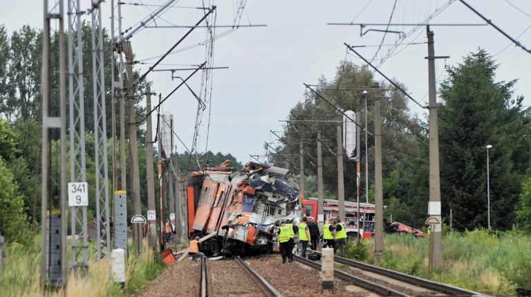 Aktuálně: Ve středu ráno došlo na Karvinsku k tragické nehodě. Srazil se vlak s nákladním autem