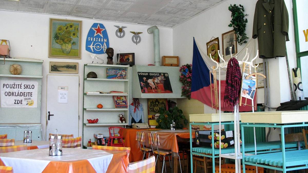 Rychlé občerstvení v dobách socialismu: Vlašský salát a pivo na stojáka