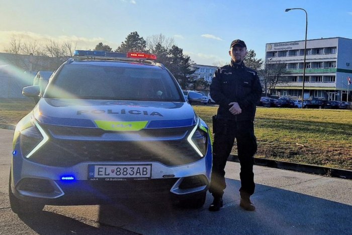 Tento policista prokázal, že má opravdu velké srdce! Bez váhání přišel na pomoc otci s dítětem v bezvědomí