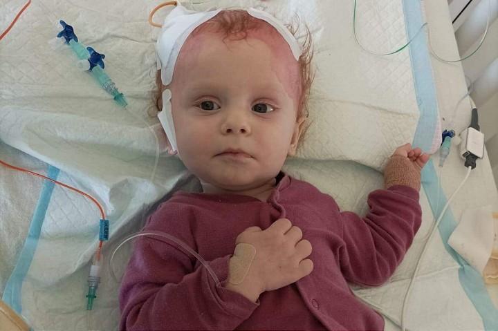 Po těžké operaci malý Viktor stále bojuje o život, potřebuje i Vaši pomoc