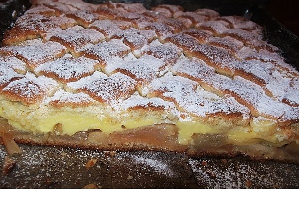 Vanilkový pudinkový dort s jablky a spoustou krému. Neodolatelný dezert pro každou příležitost