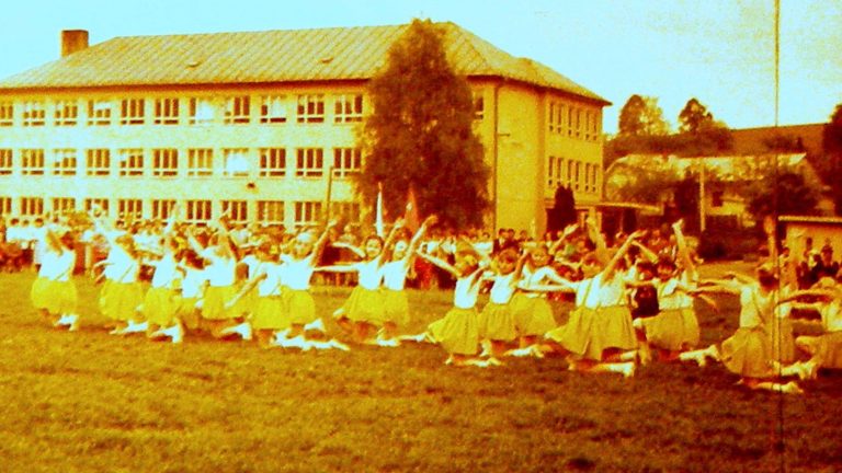 Zákulisí socialistické výchovy: Jaké tajemství skrývalo školství za éry komunismu?