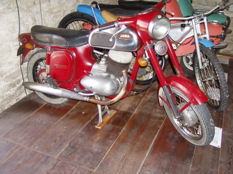 Neuvěřitelný příběh Jawa 250: Jak se stal Pérák symbolem naděje a inovace v historii motocyklů!
