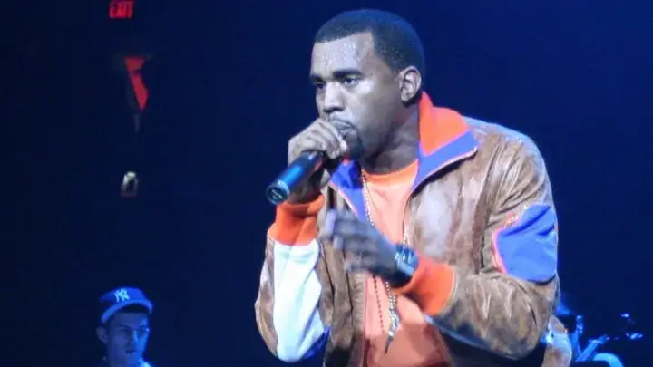 Kanye West nahradil své zuby titanem a stálo ho to pořádný balík!