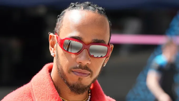 Hamiltonův přestup změnil hru: Akcie Ferrari vystřelily na historické maximum!