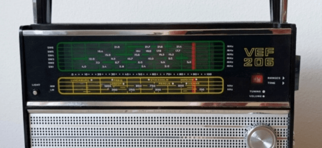 Přenosný radiopřijímač VEF 206: Zavzpomínejte s námi, kdy hudba zněla z radiopřijímačů..