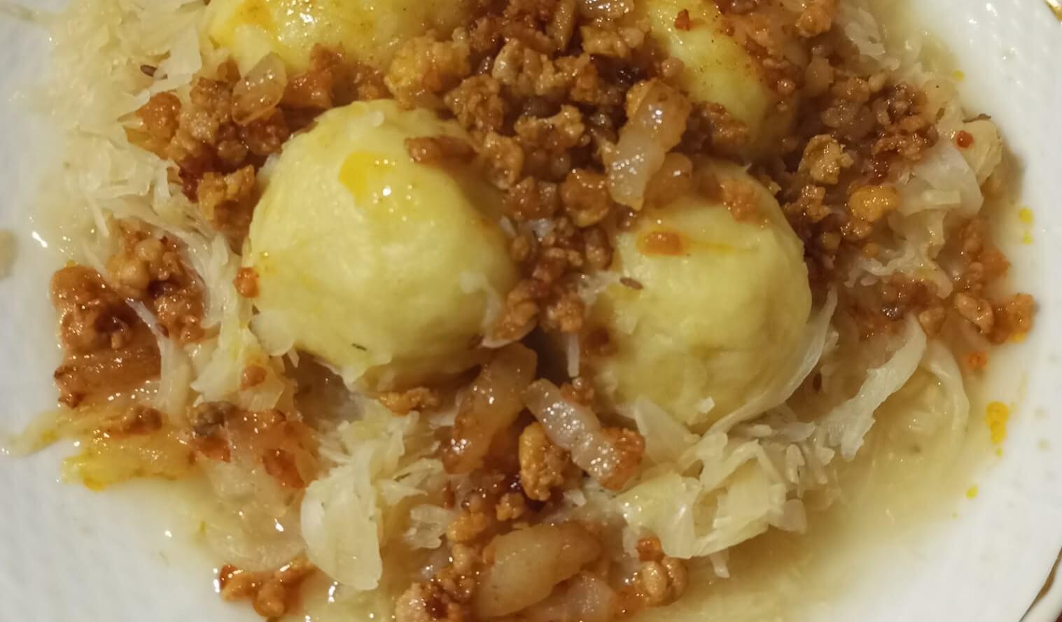 Recept na Bramborové knedlíky s opečenou slaninou, cibulkou a kyselým zelím