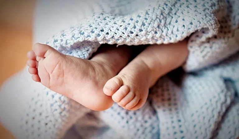 „Dítě se mi narodilo s vrozenou vadou, jsem úplně vyčerpaná – zvažuji, že ho dám k adopci“