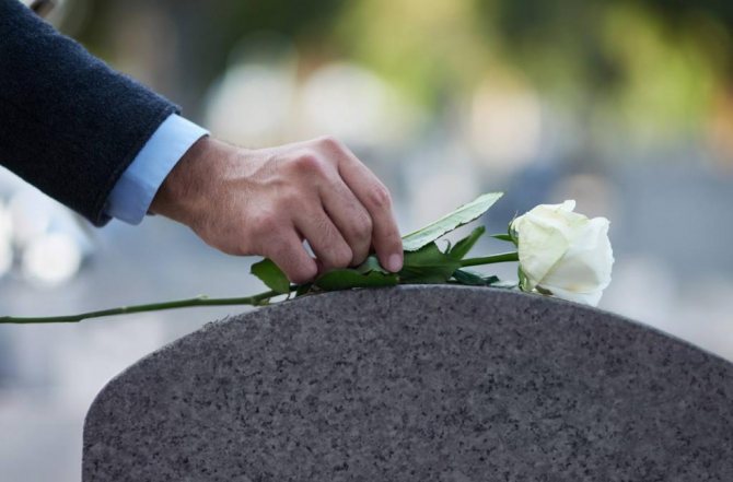 Mnoho lidí neví, co dělat 40 dní po smrti blízkého člověka – a tak dělají velké chyby