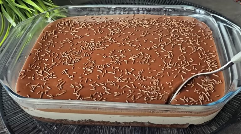 NEJLEPŠÍ ČOKOLÁDOVÝ DEZERT,  KTERÝ CHUTNÁ JAK KINDER VAJÍČKO: NEJCHUTNĚJŠÍ DORT, JAKÝ JSEM KDY JEDL!