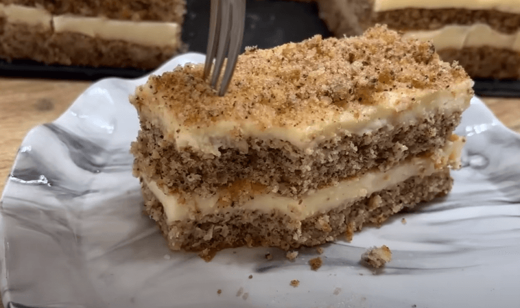 Recept na Velikonoční ořechový koláč s čokoládovým krémem. Všichni ho u nás milují!