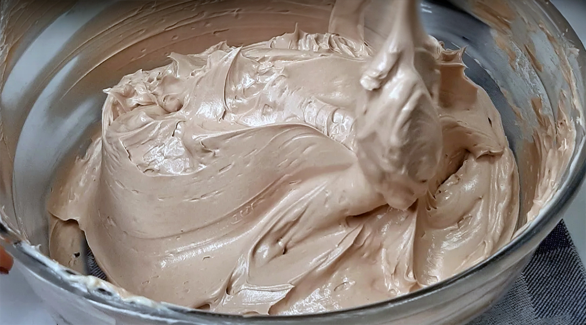 Lahodný italský máslový krém z pouhých tří ingrediencí pro všechny vaše velikonoční dezerty!