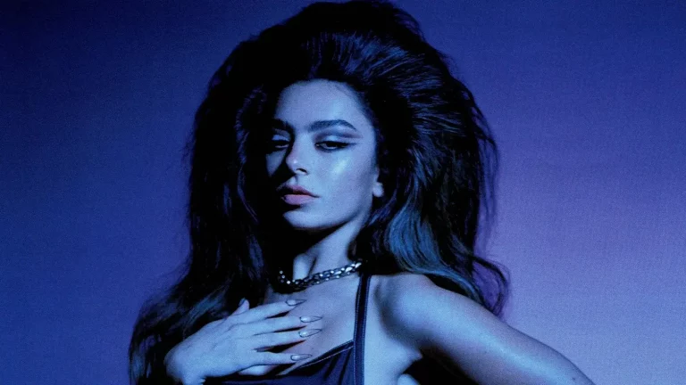 Charli XCX: Neotřelá popová ikona s novým albem „Brat“ na obzoru