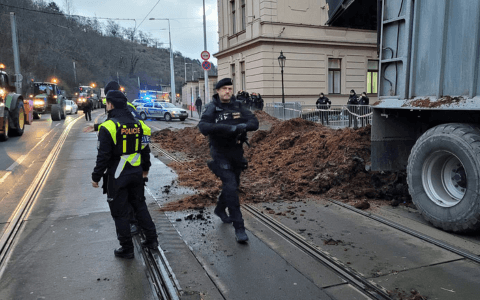 Zemědělci vysypali před úřadem Vlády ČR hromadu hnoje. Toto je jejich plánovaná trasa