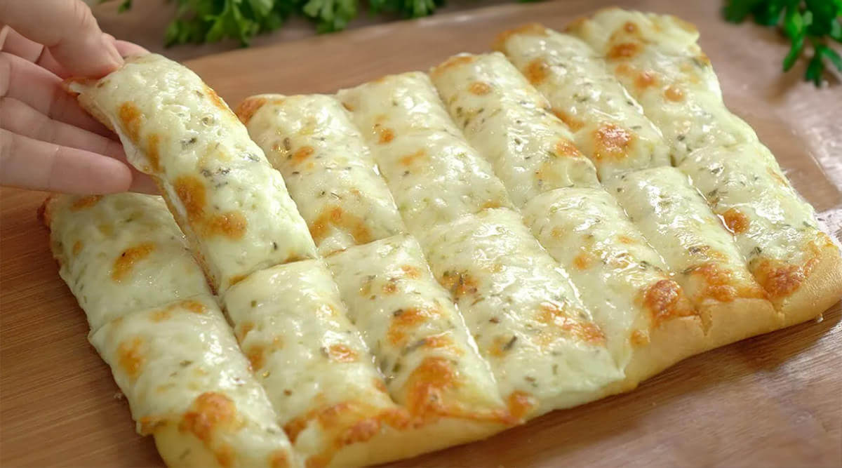 Tyto česnekové tyčinky se sýrem jsou perfektní volbou pro Velikonoce. Jsou křupavé, sýrové a plné česnekové chuti!