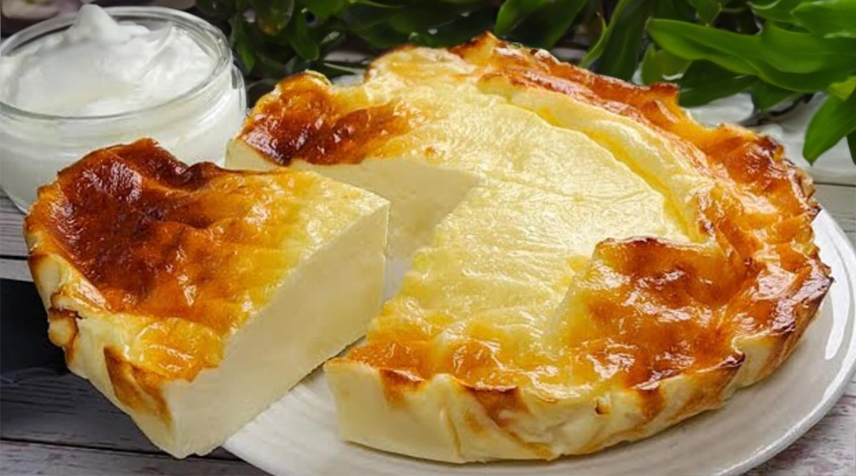 Jednoduchý, zdravý jogurtový koláč bez mouky z pouhých tří ingrediencí!