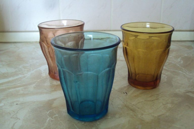 Zapomeňte na moderní plast a objevte legendu! Připomeňte si doby, kdy skleněné skleničky byly symbolem odolnosti a mistrovství!