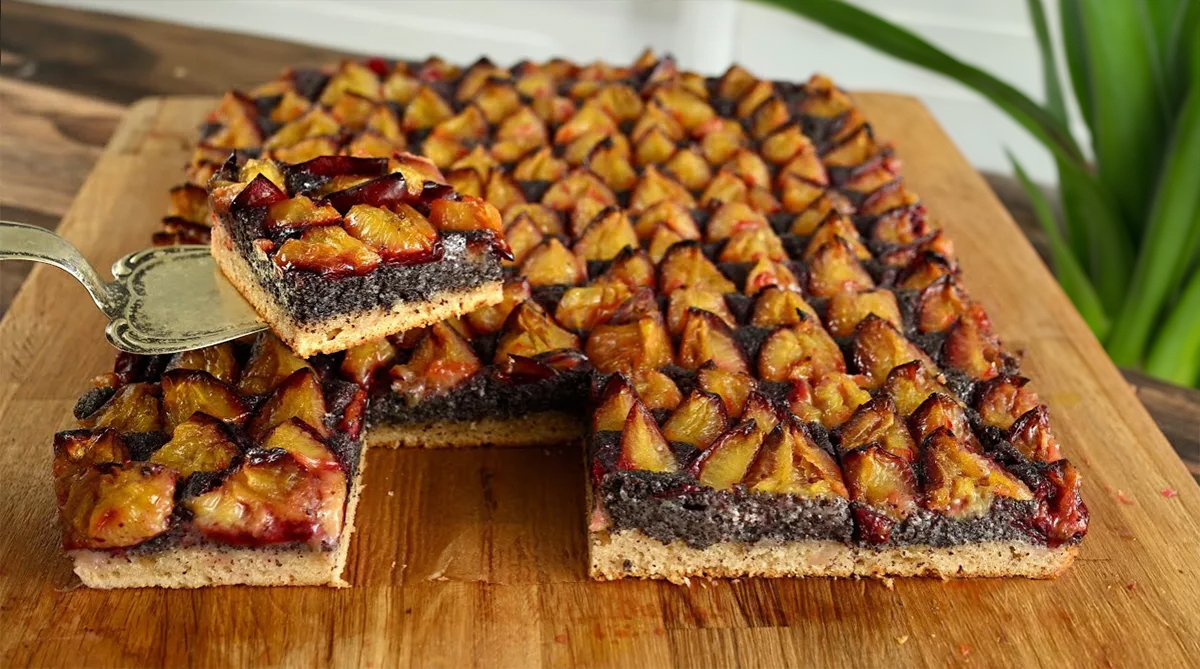 Hledáte dokonalý recept na šťavnatý makový koláč se švestkami? Už nehledejte! Tento recept je léty prověřený, takže vždy skvěle chutná