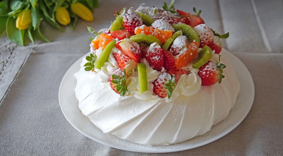 Famózní Pavlova dort! KŘEHKÝ DEZERT S KŘUPAVOU KŮRKOU, NAPLNĚNÝ ŠLEHAČKOU A OVOCEM