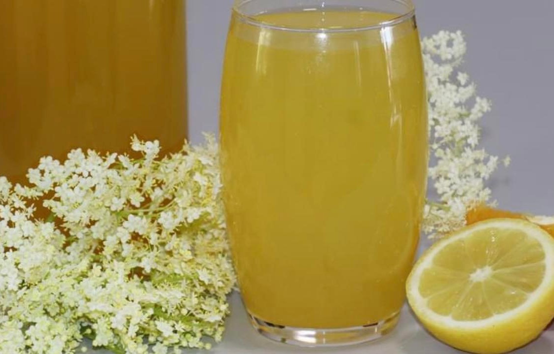 RECEPTŮ NA BEZOVÝ SIRUP JE MNOHO, ALE TENTO JE NEJLEPŠÍ A NEJSNADNĚJŠÍ