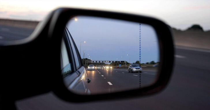 Černé čáry na zrcátkách automobilů vám mohou zachránit život. Víte, k čemu jsou?