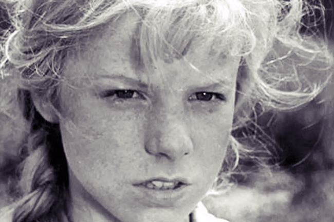 Poznáte na této fotografii nejkrásnější filmovou princeznu, která zanedlouho oslaví své 77 narozeniny?