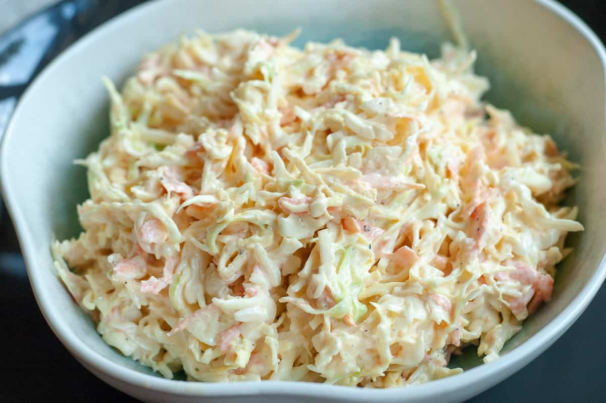 Ikonický zelný salát s majonézou. Úžasný recept na domácí Coleslaw salát, který si zamilujete