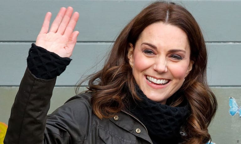 Princezna Kate se po dvou měsících ukázala na veřejnosti. Přistihli ji s rodinou na procházce