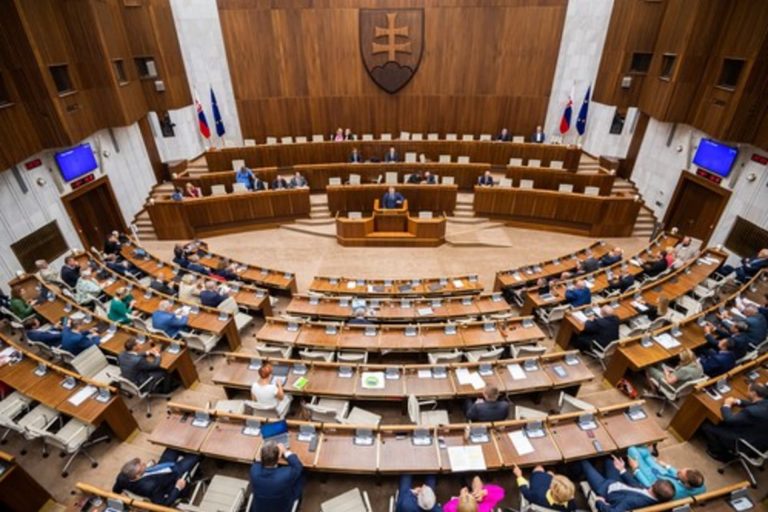 Slovensko jako jediné ze 190 zemí světa odmítlo nové zdravotnické postupy WHO: „Nestihli jsme je přečíst“