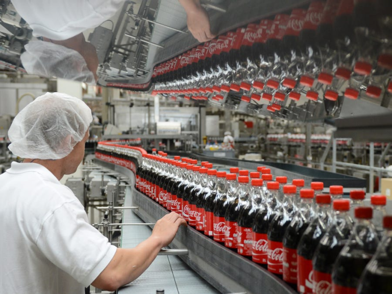 Jak se Coca-Cola vyrábí? Po zhlédnutí tohoto videa už nikdy Coca-Colu nekoupíte!