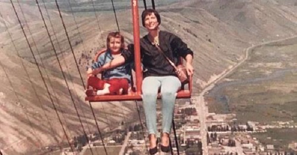 Dříve měli rodiče k výchově dětí jednodušší přístup: 15 starých dětských fotografií, ze kterých vstávají vlasy na hlavě dnešním rodičům