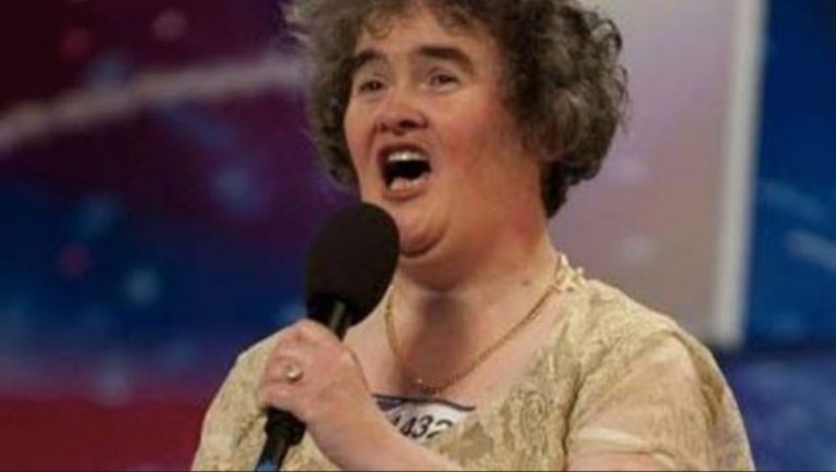 Zpěvačka Susan Boyle, je úplně jiný člověk! Zpěvaččin vzhled se změnil o 100 %. Téměř nikdo ji nepoznal!