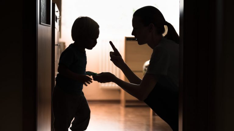 Psychologové varují: Maminky mohou svému dítěti takovými větami zničit celý život!