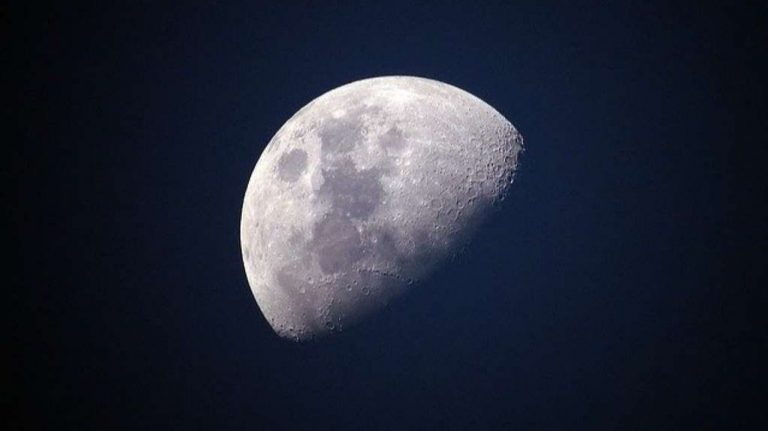 Měsíc se pomalu vzdaluje od Země, vědci zjistili, co to znamená