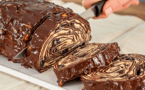 Nepečený čokoládový palačinkový dort: Jednoduchý a lahodný recept, který si hned zamilujete