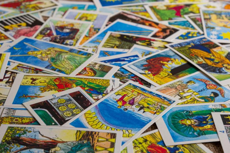 Horoskop na 31. srpna podle tarotových karet: Blíženci – loučení s minulostí, Váhy čekají na další novinky