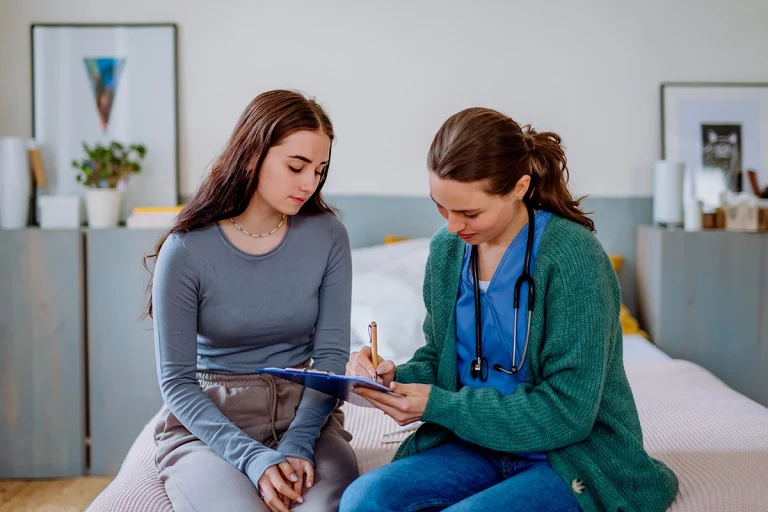 Případů rakoviny u mladých lidí přibývá. Odborníci doporučují včasnou diagnostiku. Neignorujte tyto signály