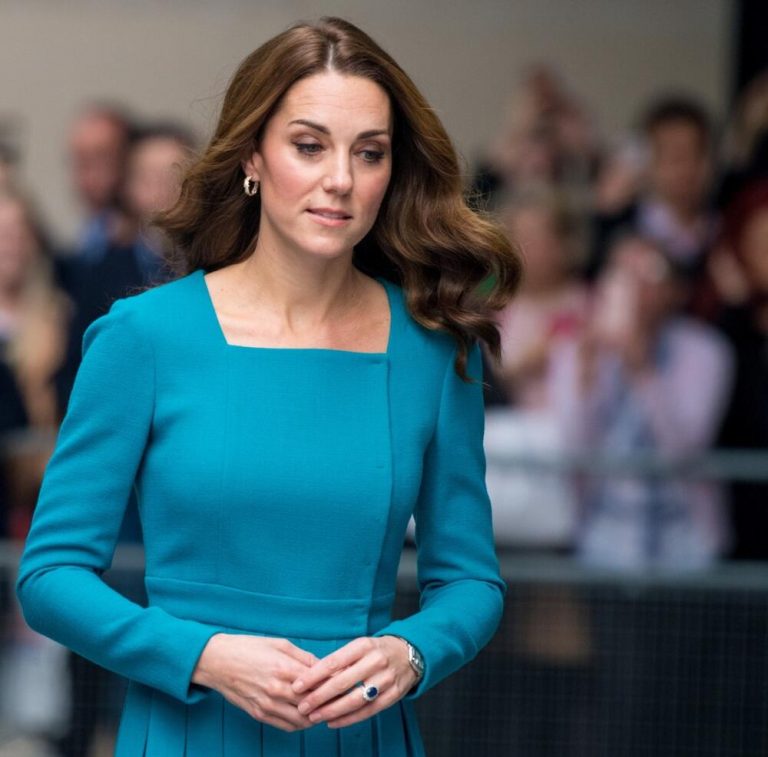 Před médii se snažila schovat, její výraz tváře mluví za vše: Nejnovější fotka Kate Middleton obletěla svět