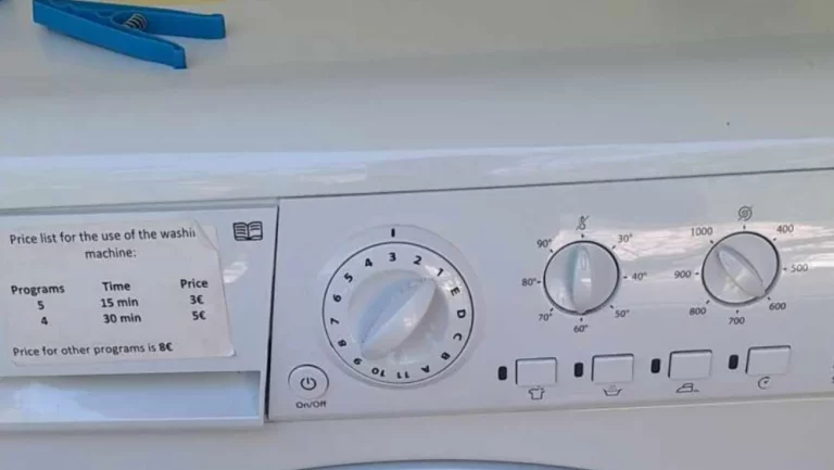 Bizarní situace na letní dovolené: Platíte 100 Eur za den, ale pračka má vlastní ceník
