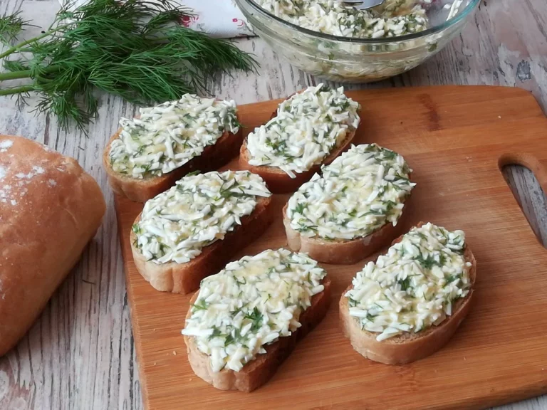 Okurková pomazánka vás uchvátí svou chutí a jednoduchostí: neobvyklý recept na úžasnou svačinu – příprava zabere 5 minut