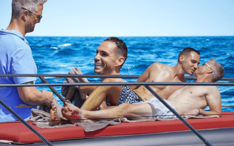 „Věděla, že jsem gay“: Schumacher líbá přítele na jachtě