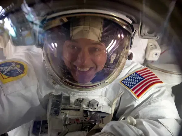 Astronaut NASA strávil 178 dní ve vesmíru, když viděl Zemi z vesmíru, uvědomil si, že „žijeme ve lži“